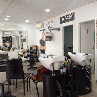 Peluquería en funcionamiento con clientela