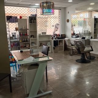 Peluquería en funcionamiento con clientela