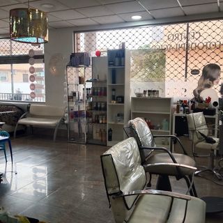 Peluquería en funcionamiento con clientela