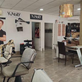 Peluquería en funcionamiento con clientela