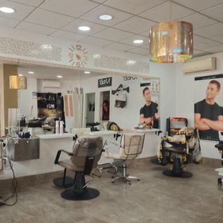 Peluquería en funcionamiento con clientela