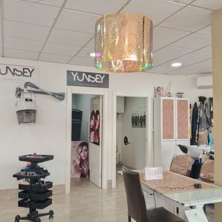 Peluquería en funcionamiento con clientela