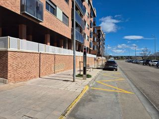 Garaje en alquiler en Los Olivos en Huesca