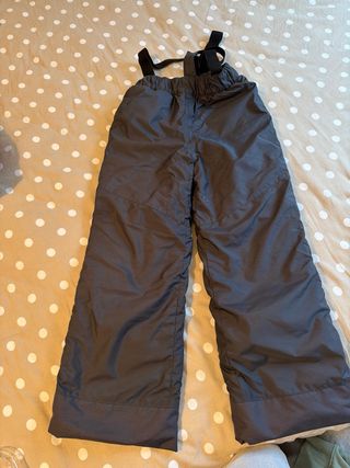 Due giacche da sci e pantaloni per bambino