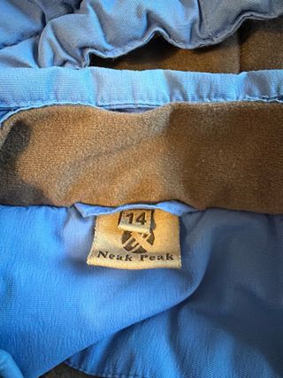 Due giacche da sci e pantaloni per bambino