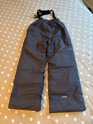 Due giacche da sci e pantaloni per bambino