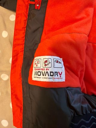 Due giacche da sci e pantaloni per bambino