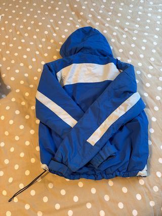 Due giacche da sci e pantaloni per bambino