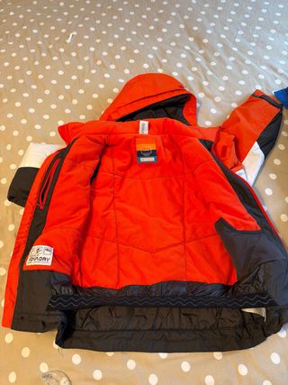 Due giacche da sci e pantaloni per bambino