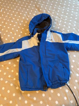 Due giacche da sci e pantaloni per bambino