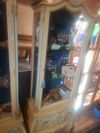 Vitrina de madera y cristal