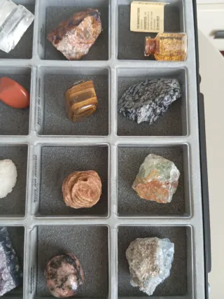 Collezione di 20 minerali con schede esplicative