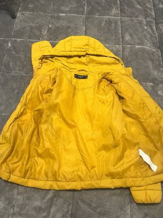 Abrigo amarillo Lefties con capucha