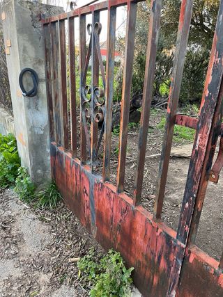 Cancelas puerta terreno parcela de hierro forjado.
