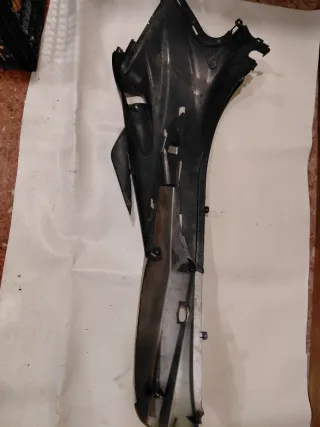 Tapa Lateral Derecha Suzuki Sixteen 125 2009