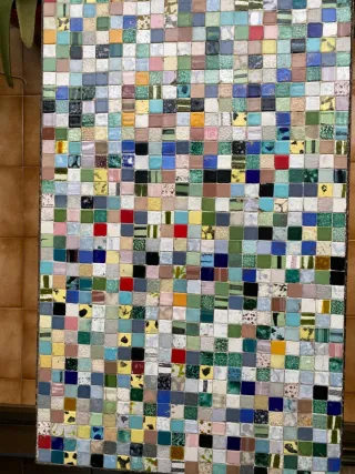 Mesa auxiliar cerámica y metal multicolor