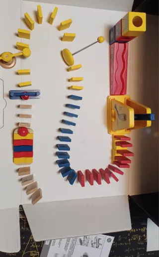 Juego de madera: carrera de dominó, martillo