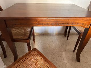 Mesa de comedor de madera y 4 sillas
