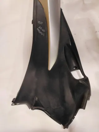 Tapa Lateral izquierda Suzuki Sixteen 125 09