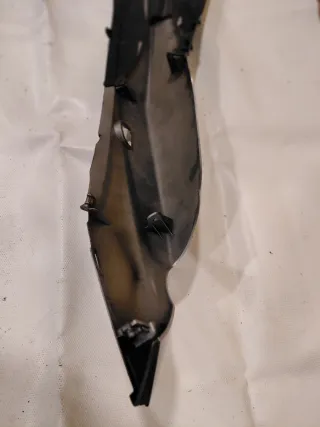 Tapa Lateral izquierda Suzuki Sixteen 125 09