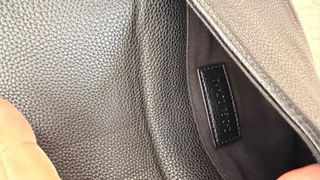 Bolso de hombro negro con cadena