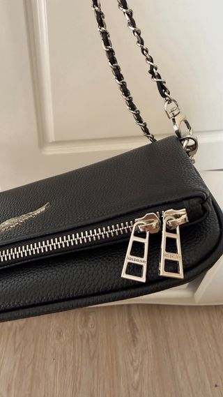 Bolso de hombro negro con cadena