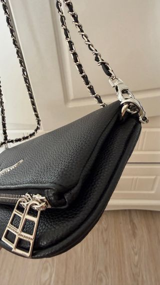 Bolso de hombro negro con cadena