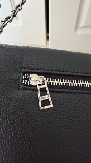 Bolso de hombro negro con cadena