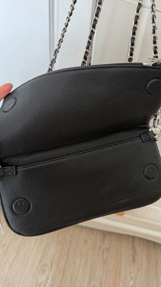 Bolso de hombro negro con cadena