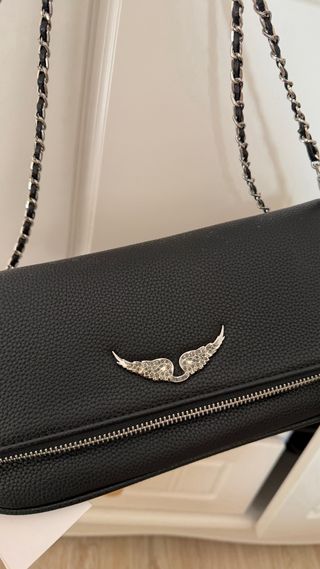 Bolso de hombro negro con cadena