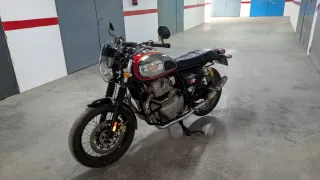 Royal Enfield Interceptor 650 Negra/Roja/cromada