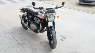 Royal Enfield Interceptor 650 Negra/Roja/cromada
