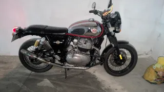 Royal Enfield Interceptor 650 Negra/Roja/cromada