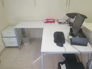 Mesa de oficina con cajonera