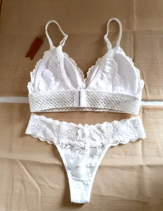 Completo intimo pizzo bianco, bralette e rperizoma