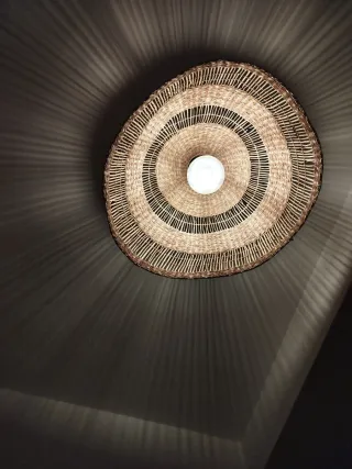 Lámpara de mimbre Ikea.