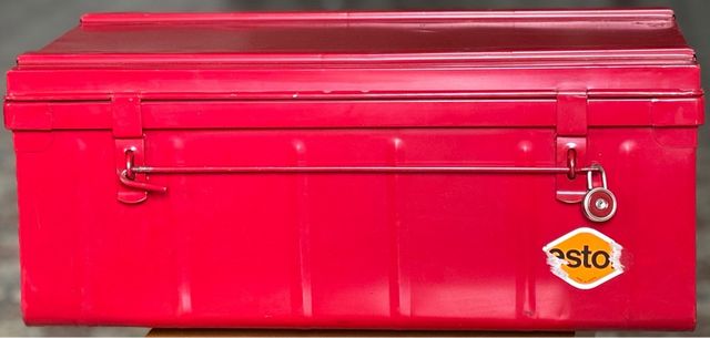Baúl metálico rojo con asas