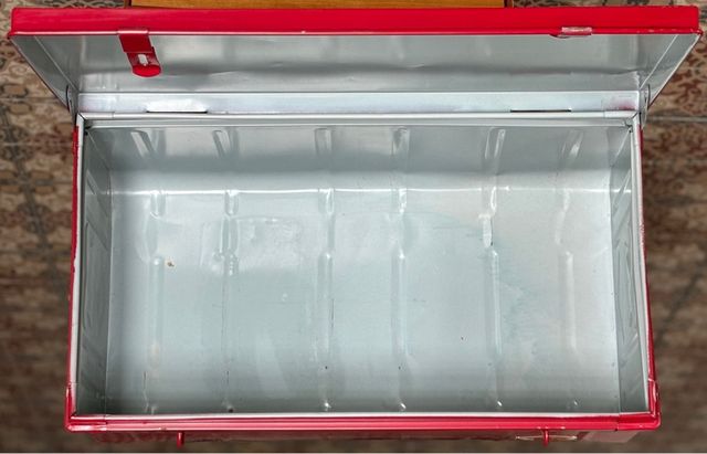 Baúl metálico rojo con asas