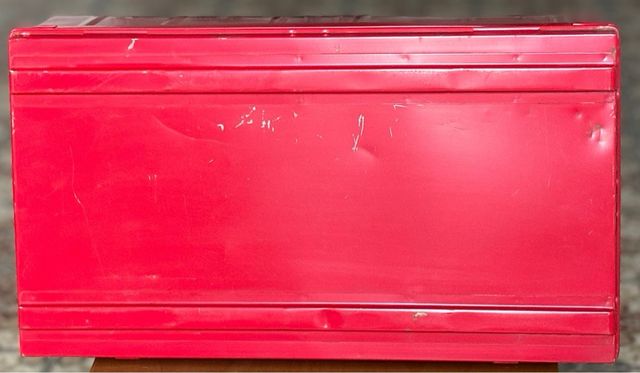 Baúl metálico rojo con asas