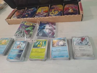 Lotto 6 Tin + 250+ Carte Pokémon