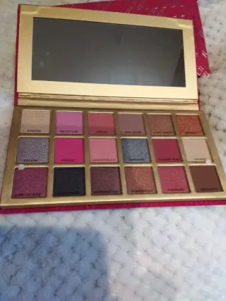 Paleta Passion Luxx Revolution y colonia Prady