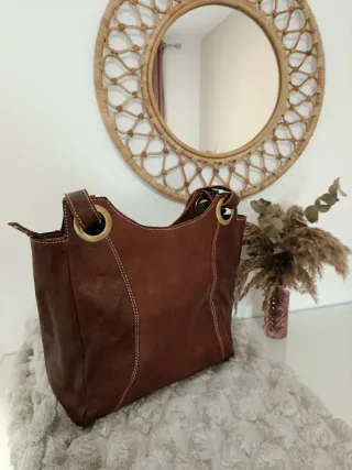 Bolso de piel marrón con doble asa