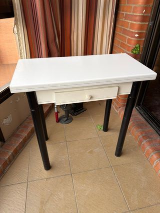 Mesa plegable blanca y negra