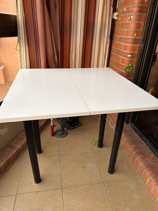 Mesa plegable blanca y negra