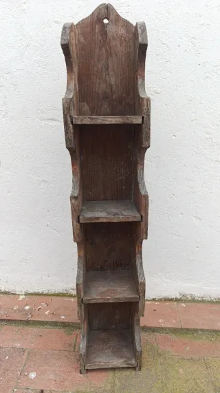 Estante antiguo de madera