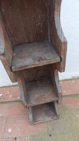 Estante antiguo de madera