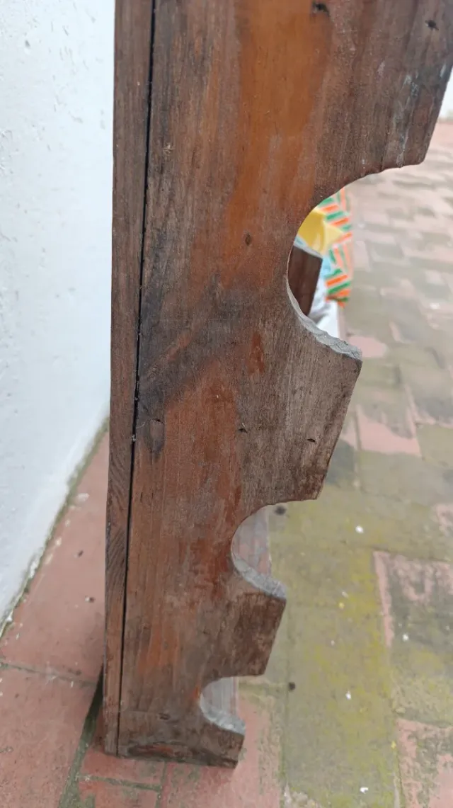 Estante antiguo de madera