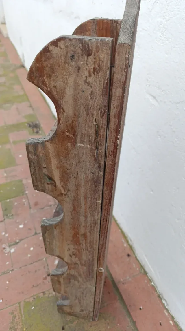 Estante antiguo de madera