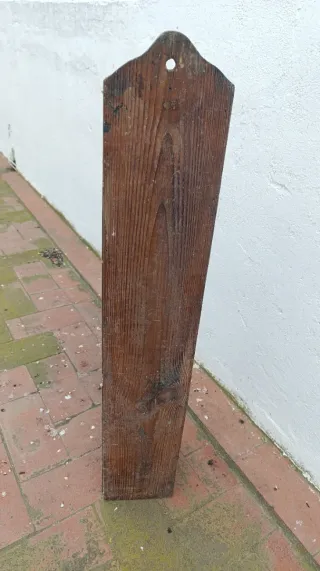 Estante antiguo de madera
