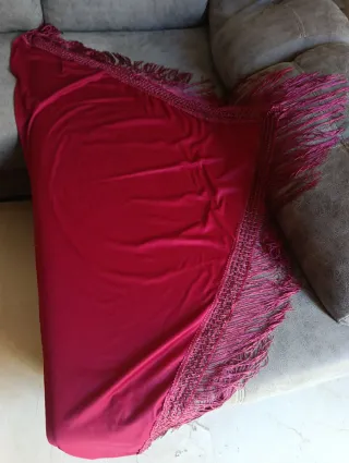 Mantoncillo burdeos niña con flecos